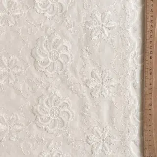 Țesătură din bumbac EMBROIDERY Catchy Flowy white